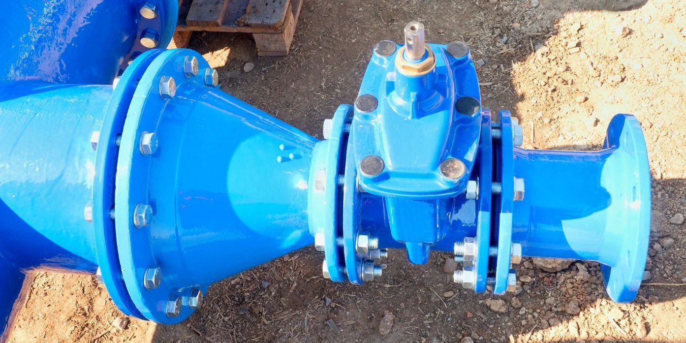 Válvulas y piezas nuevas de una red de agua potable instaladas en obra