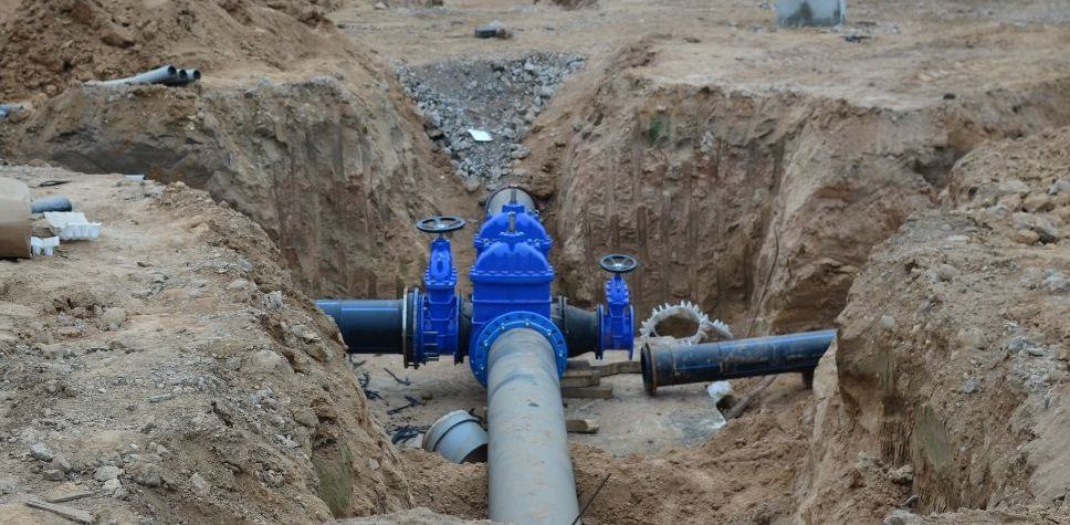 Válvulas de una red de agua potable en excavación, durante la instalación de una tubería nueva
